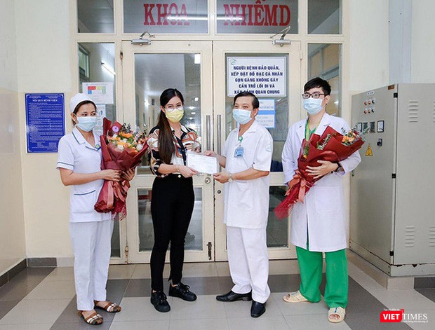 Tiên Nguyễn chia tay BV Bệnh Nhiệt đới TP.HCM hôm 31/3 (Ảnh: BV cung cấp) Tiên Nguyễn chia tay BV Bệnh Nhiệt đới TP.HCM (Ảnh: BV cung cấp)