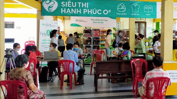 Người dân chờ để được nhận nhu yếu phẩm tại Siêu thị hạnh phúc 0 đồng Người dân chờ để được nhận nhu yếu phẩm tại Siêu thị hạnh phúc 0 đồng
