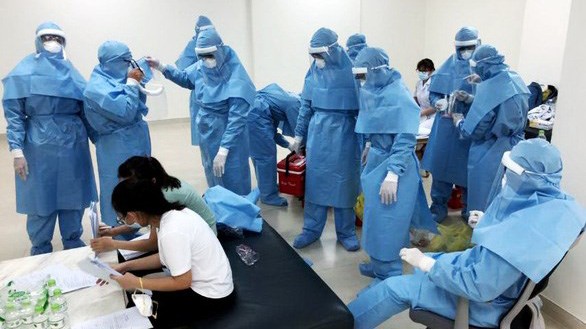 Lấy mẫu xét nghiệm người liên quan ổ dịch quán bar Buddha quận 2 (Ảnh: Trần Văn Khanh) Lấy mẫu xét nghiệm người liên quan ổ dịch quán bar Buddha quận 2 (Ảnh: Trần Văn Khanh)