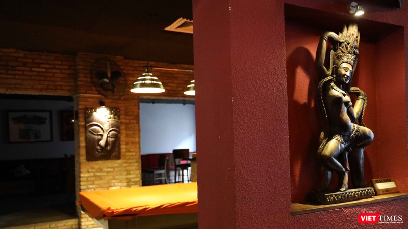 Trong quán ăn Thái (B.V.D.D.H.A) – được biết đến với tên “bar Buhhda”, có trang trí nhiều tranh, tượng phật (Ảnh Đình Nguyên)