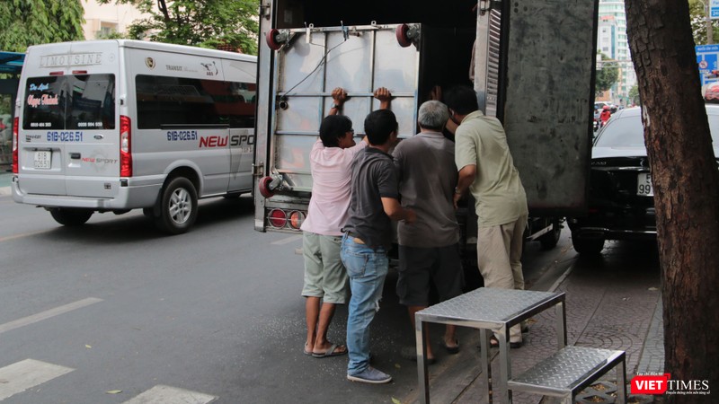 Kỹ sư cơ khí Nguyễn Vũ Minh trực tiếp vận chuyển lắp đặt “ATM gạo” về nhiều tỉnh có người lao động nghèo cần giúp đỡ (Ảnh: FNS) Vận chuyển lắp đặt “ATM gạo” về nhiều tỉnh có người lao động nghèo cần giúp đỡ
