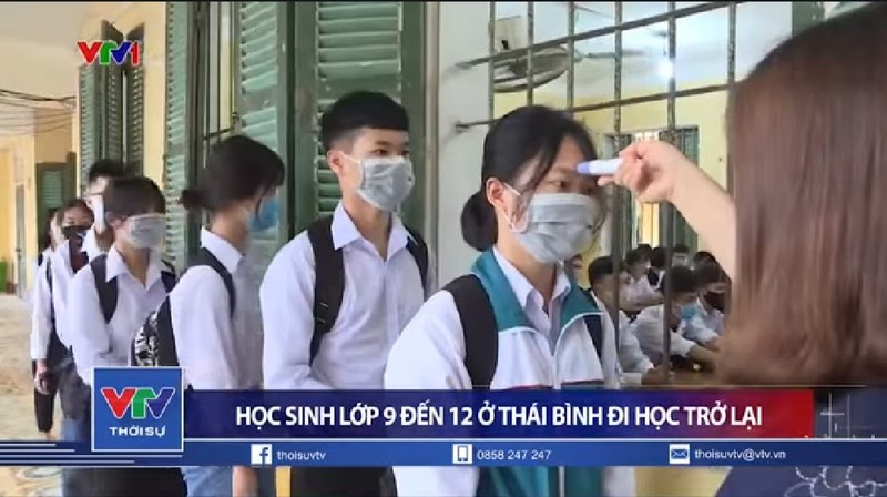 Dự kiến trong ngày đầu tiên đi học lại, tất cả học sinh các cấp đều phải đo thân nhiệt. Các trường chưa dạy ngay mà thực hiện tách lớp, giãn ca (Ảnh: VTV1) Dự kiến trong ngày đầu tiên đi học lại, tất cả học sinh các cấp đều phải đo thân nhiệt. Các trường chưa dạy ngay mà thực hiện tách lớp, giãn ca.