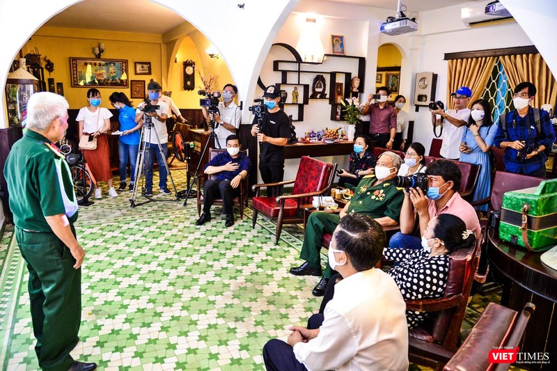 Khách xem phim giới thiệu về lực lượng Biệt động Sài Gòn, nghe thuyết minh về chương trình