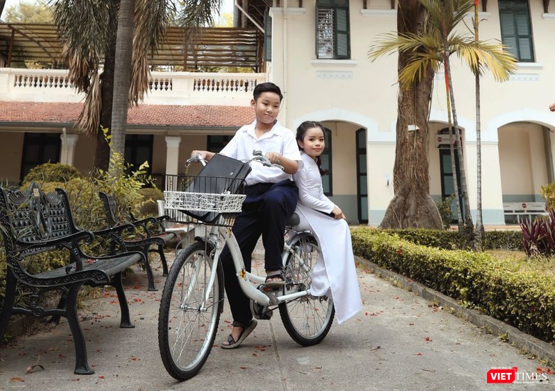 Tuổi ngây thơ hồn nhiên cắp sách tới trường Tuổi ngây thơ hồn nhiên cắp sách tới trường