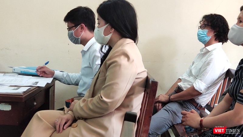 Bệnh nhân Nguyễn Thị Mộng C đọc lại bài viết được nửa câu đã bật khóc (Ảnh: H.B) Bệnh nhân Nguyễn Thị Mộng C đọc lại bài viết được nửa câu đã bật khóc (Ảnh: H.B)