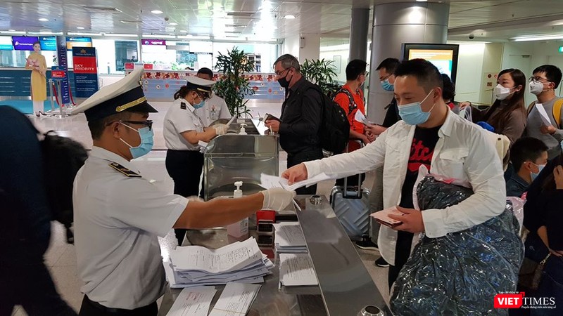 Kiểm dịch quốc tế cho người nhập cảnh tại sân bay Tân Sơn Nhất, TP.HCM (Ảnh: TTKDYTQT) Kiểm dịch quốc tế cho người nhập cảnh tại sân bay Tân Sơn Nhất, TP.HCM (Ảnh: TTKDYTQT)