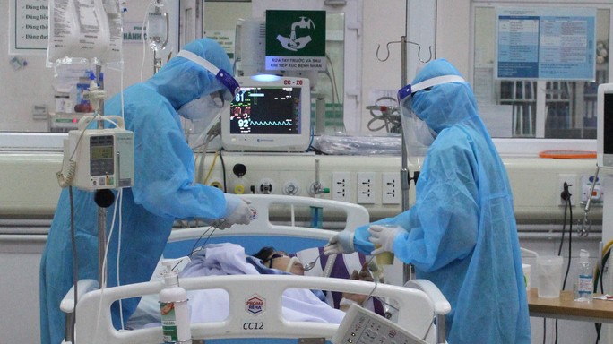 Điều trị ECMO cho bệnh nhân 91, tin vui là phi công người Anh nhận kết quả âm tính tới 12 ngày liền (Ảnh: TTXVN)