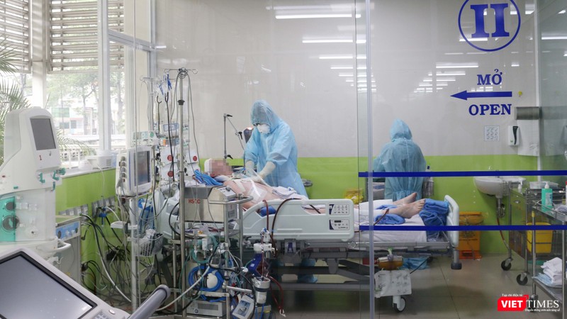 Điều trị cho bệnh nhân 91 trong phòng điều trị đặc biệt - Khoa Hồi sức cấp cứu - BV Chợ Rẫy