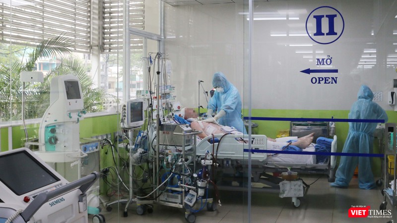 Cận cảnh các BS chăm sóc bệnh nhân 91 tại phòng điều trị tích cực tại Khoa Hồi sức cấp cứu (Ảnh: BVCC) Cận cảnh các BS chăm sóc bệnh nhân 91 tại phòng điều trị tích cực tại Khoa Hồi sức cấp cứu (Ảnh: BVCC)