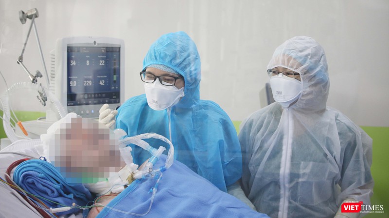 Các điều dưỡng Khoa HSCC giao tiếp với bệnh nhân 91