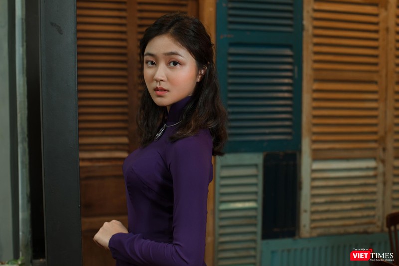 Vóc dáng nhỏ bé, thần thái thể hiện nét đoan trang của người con gái xuân thì