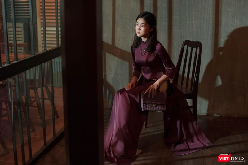 Trong căn phòng nhỏ, thiếu nữ trăng rằm chờ ngày xuân đang đến