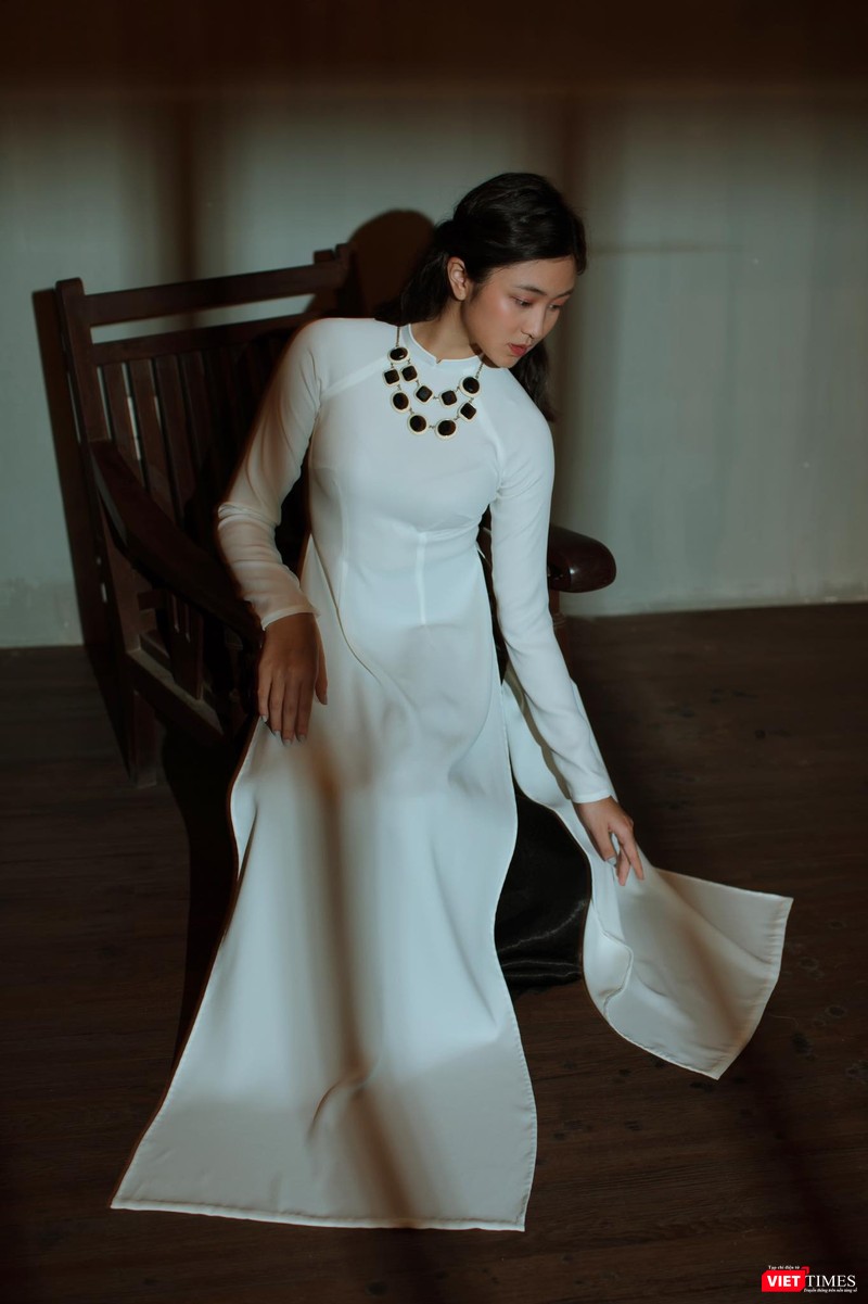 Màu áo trắng tinh khôi của thiên kim tiểu thư