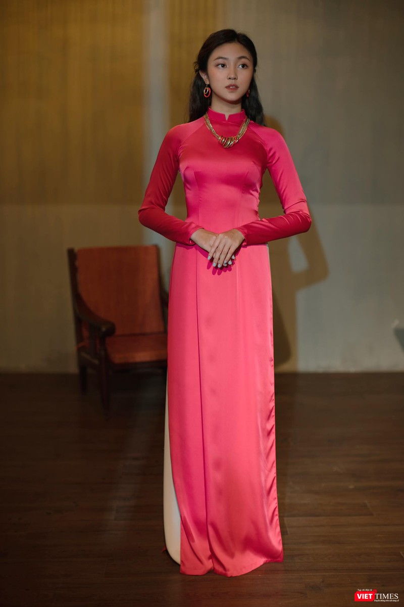 Vẻ đẹp rực rỡ, nét xuân thì của người con gái đang bước dần vào độ chín