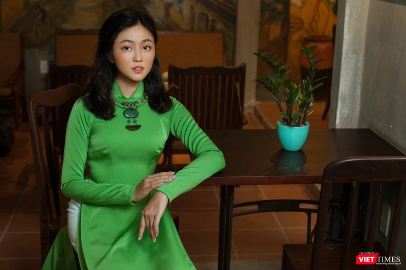 Với màu áo lụa xanh huyền ảo