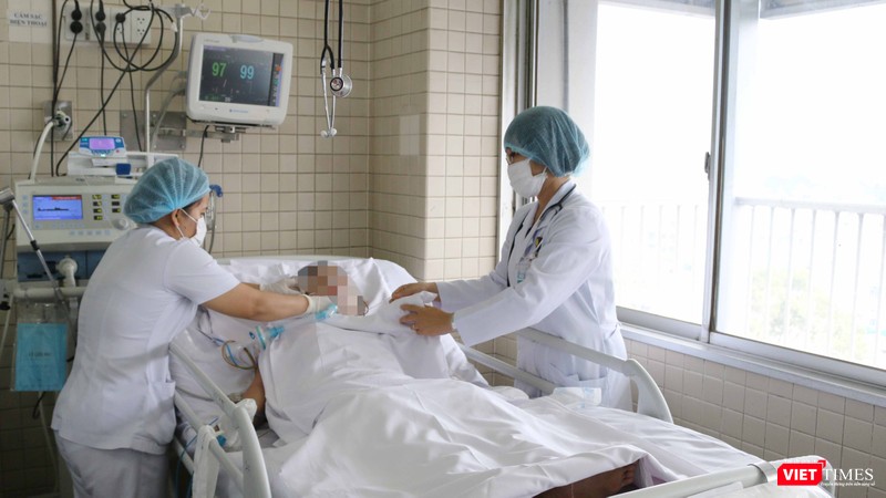 BV Nguyễn.T.H vì tình trạng suy hô hấp nặng nên được thở máy, điều trị kháng sinh (Ảnh: BVCR)
