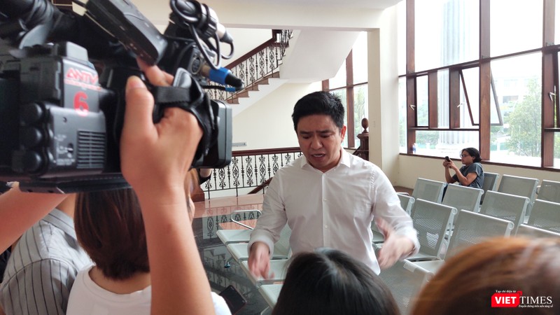 BS Chiêm Quốc Thái quá tức giận vì sự vắng mặt của bà Trần Hoa Sen BS Chiêm Quốc Thái quá tức giận vì sự vắng mặt của bà Trần Hoa Sen