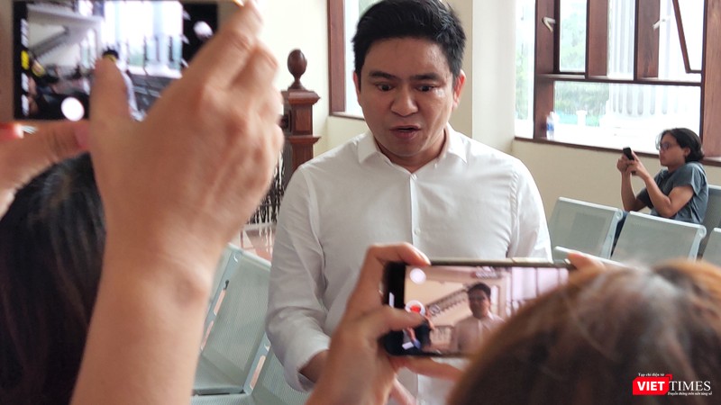 BS Chiêm Quốc Thái bỏ ra khỏi phiên tòa vì theo ông thì nữ bác sĩ Trần Hoa Sen là đầu mối quan trọng (Ảnh, video clip: Hòa Bình) BS Chiêm Quốc Thái bỏ ra khỏi phiên tòa vì theo ông thì nữ bác sĩ Trần Hoa Sen là đầu mối quan trọng (Ảnh, video clip: Hòa Bình)