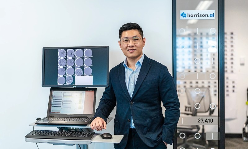 Aengus Tran (Đình Áng) được anh trai gọi là linh hồn của dự án vì đã tạo ra công nghệ từ khi Minh Trí còn ngồi ghế giảng đường Đại học y New South Wales