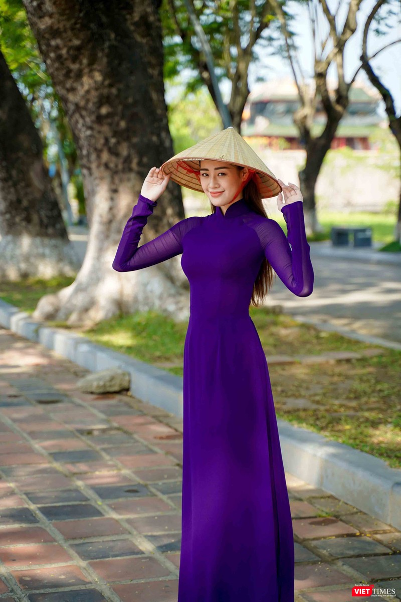 Mọi lần, cô thường mặc áo dài trắng còn lần này là áo dài tím truyền thống của cố đô Huế Mọi lần, cô thường mặc áo dài trắng còn lần này là áo dài tím truyền thống của cố đô Huế