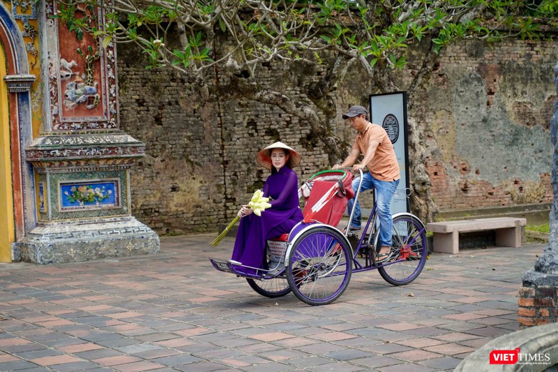 Hoa hậu Khánh Vân hóa cô gái Huế với áo dài tím truyền thống Hoa hậu Khánh Vân hóa cô gái Huế với áo dài tím truyền thống