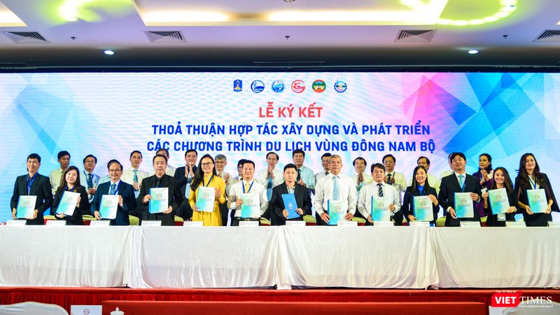Lễ ký kết thỏa thuận hợp tác phát triển du lịch Đông Nam Bộ (Ảnh: Hữu Long) Lễ ký kết thỏa thuận hợp tác phát triển du lịch Đông Nam Bộ (Ảnh: Hữu Long)