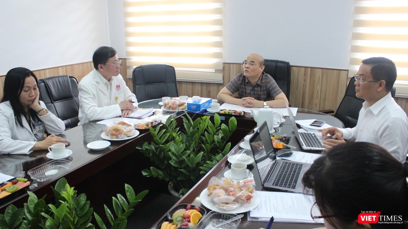 TS Nguyễn Huy Quang - Vụ trưởng Vụ Pháp chế - Bộ Y tế phát biểu trong cuộc họp, đề nghị BV Truyền máu Huyết học TP.HCM xem xét sự việc một cách tổng thể, phòng ngừa khủng hoảng quản lý, pháp lý (Ảnh: Lê Hảo) TS Nguyễn Huy Quang - Vụ trưởng Vụ Pháp chế - Bộ Y tế phát biểu trong cuộc họp, đề nghị BV Truyền máu Huyết học TP.HCM xem xét sự việc một cách tổng thể, phòng ngừa  khủng hoảng quản lý, pháp lý