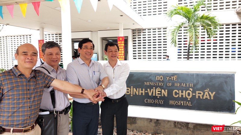  PGS.TS Lương Ngọc Khuê chúc mừng đội ngũ BS chuẩn bị tiễn bệnh nhân 91 về quê hương Anh (Ảnh: Hòa Bình)