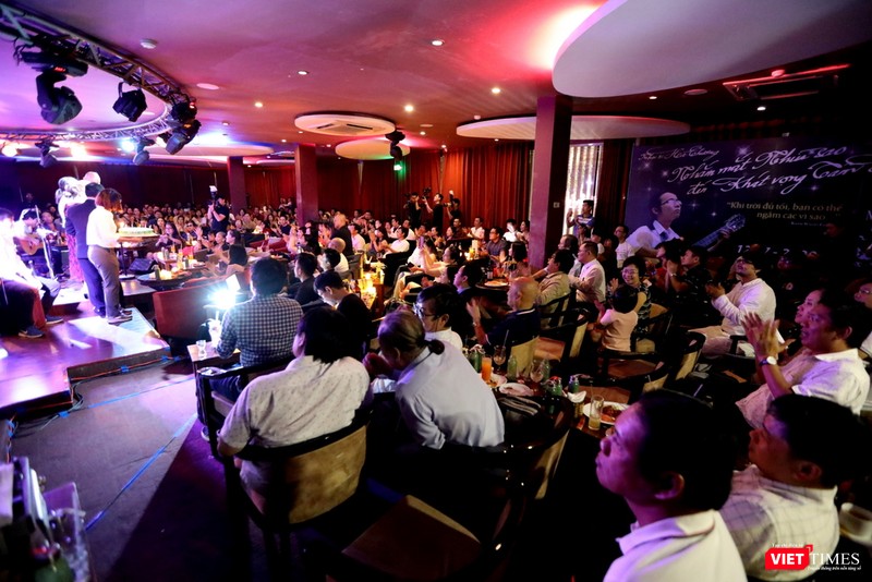 Không khí tại buổi ra mắt sách rất sâu lắng, xúc động Không khí tại buổi ra mắt sách rất sâu lắng, xúc động