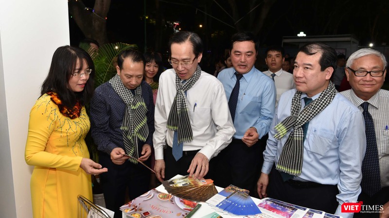 Ông Lê Thanh Liêm, Ủy viên Ban Thường vụ Thành ủy, Phó Chủ tịch Thường trực UBND TP.HCM cùng các đại biểu ghé thăm gian hàng tại Ngày hội Du lịch