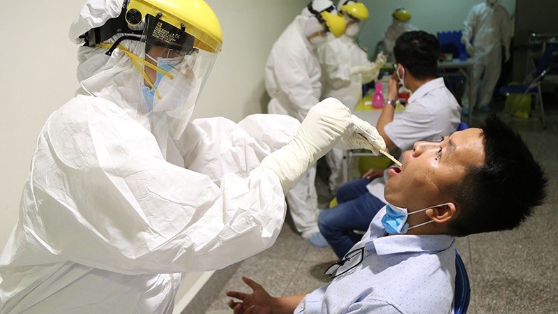 Lấy mẫu xét nghiệm tại sân bay Tân Sơn Nhất (Ảnh: Hoàng Giang) 