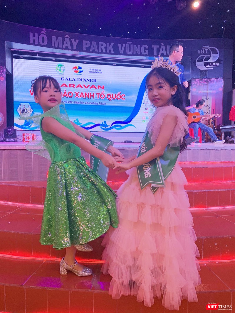 BTC của chương trình caravan đã vinh danh Nguyễn Thảo Nguyên trở thành thiên thần xanh vì môi trường