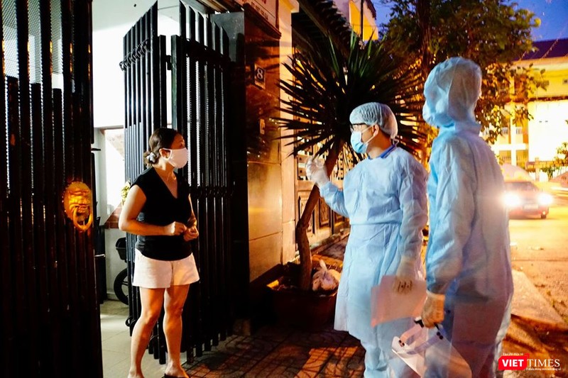 Tổ công tác vào từng nhà hướng dẫn (Ảnh: NTĐ)