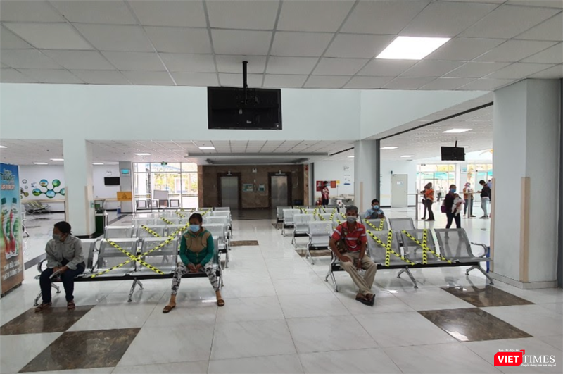 Bệnh viện có biện pháp tác động để mọi người luôn giữ khoảng cách nhất định (Ảnh: BVCC) 