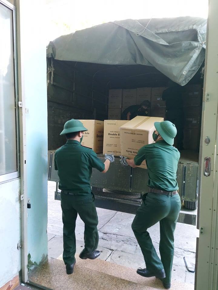 Cán bộ chiến sĩ nhanh chóng vận chuyển vật tư y tế về kho tiền phương (Ảnh: Anh Văn) Cán bộ chiến sĩ nhanh chóng vận chuyển vật tư y tế về kho tiền phương (Ảnh: Anh Văn)