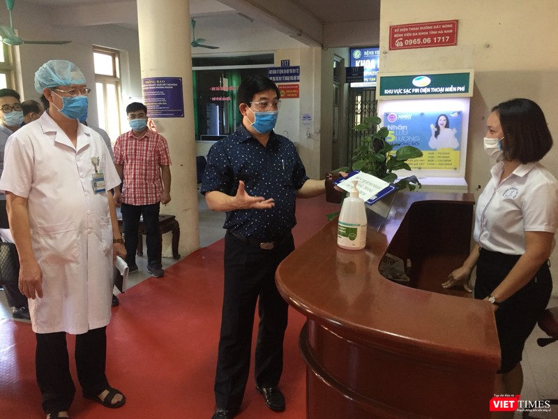 "Các cán bộ y tế là những người không thể thay thế trong cuộc chiến chống COVID-19, nên các BV phải hết sức cảnh giác và tập trung chống dịch”, PGS.TS Lương Ngọc Khuê lưu ý (Ảnh: BYT)