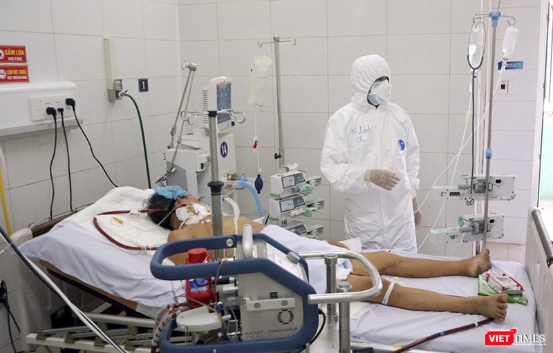 Bác sĩ đồng hành cùng bệnh nhân COVID-19 trong BV Đà Nẵng (Ảnh: Hồ Xuân Mai) Bác sĩ đồng hành cùng bệnh nhân COVID-19 trong BV Đà Nẵng (Ảnh: Hồ Xuân Mai)