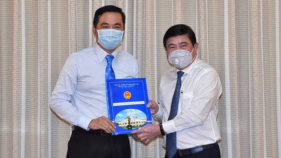 Chủ tịch UBND TP. HCM Nguyễn Thành Phong trao quyết định cho tân Giám đốc Sở Công thương Bùi Tá Hoàng Vũ (Ảnh: Việt Dũng) Chủ tịch UBND TP.HCM Nguyễn Thành Phong trao quyết định cho tân Giám đốc Sở Công thương Bùi Tá Hoàng Vũ. Ảnh: Việt Dũng