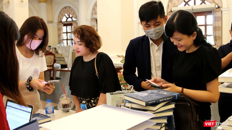 Bạn đọc có thể tải ứng dụng Voiz FM và chọn đọc “Muôn kiếp nhân sinh” tại đường link: https://muonkiepnhansinh.voiz.vn/ (Ảnh: HB) Khách mời đang được hướng dẫn tải app sách nói có bản quyền trên Voiz FM (Ảnh: HB)