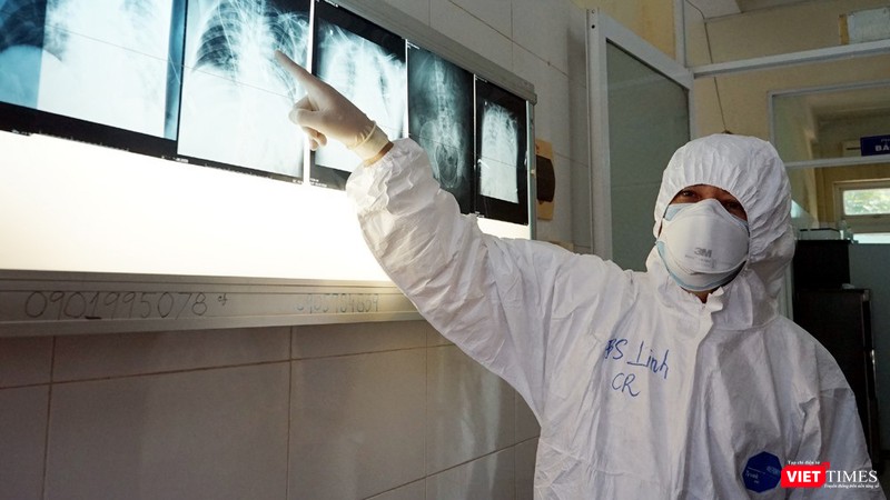BS Linh đọc kết quả hình ảnh chụp phổi của BN nặng COVID-19 (Ảnh: Lê Bảo, Tuấn Dũng)