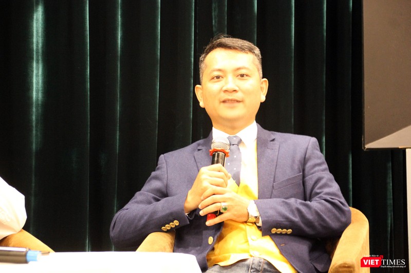 Họa sĩ Ngô Trần Vũ nói về ý tưởng gây quỹ Gieo Nhà Gặt Nhà (Ảnh: Tiểu Vũ) Họa sĩ Ngô Trần Vũ nói về ý tưởng gây quỹ Gieo Nhà Gặt Nhà (Ảnh: Tiểu Vũ)