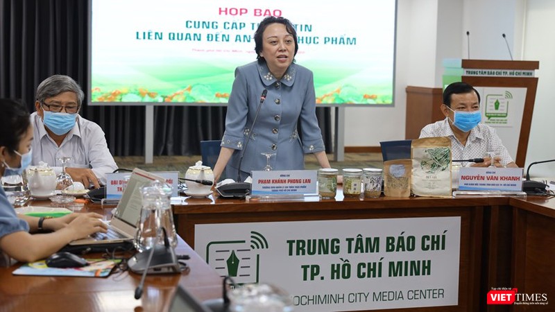 Trưởng Ban Quản lý An toàn Thực phẩm TP.HCM, bà Phạm Khánh Phong Lan trao đổi tại cuộc họp báo chiều 1/9 (Ảnh: Hòa Bình) Trưởng Ban Quản lý An toàn Thực phẩm (ATTP) Phạm Khánh Phong Lan trao đổi tại cuộc họp báo chiều 1/9 (Ảnh: Hòa Bình)