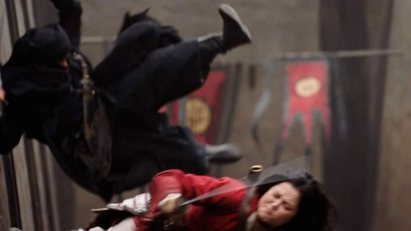Khán giả "soi" ra hình ảnh diễn viên đóng thế quá lộ liễu của Mulan trong một phân cảnh đánh nhau