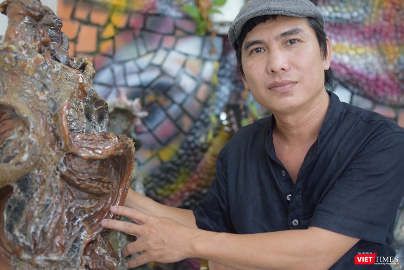 Ngô Trọng Văn bên tác phẩm "Hạt trời" Ngô Trọng Văn bên tác phẩm