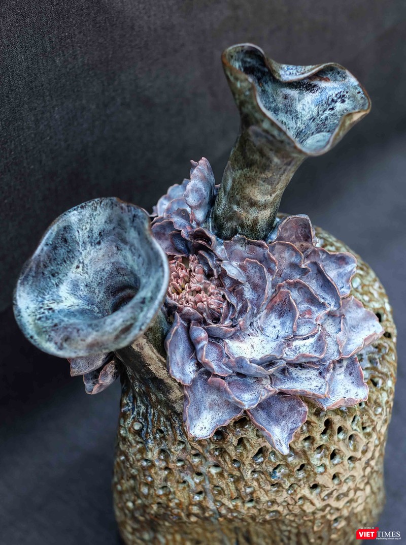 Một tác phẩm có màu men sáng trong bộ Hoa Mẫu đơn đón bình minh Một tác phẩm trong bộ Hoa Mẫu đơn