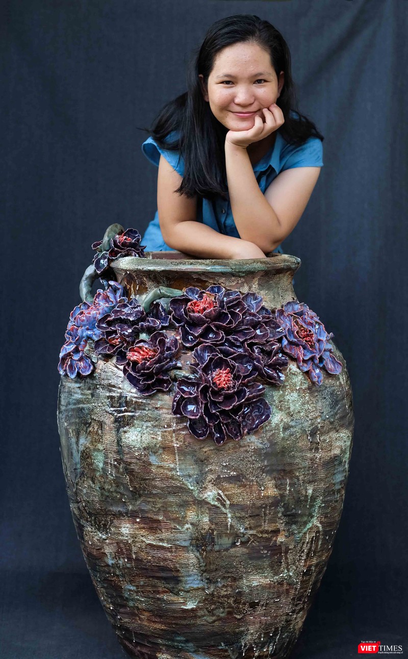 Nguyễn Thị Dũng bên tác phẩm "Mẫu đơn tím" cỡ lớn (112x55) Nguyễn Thị Dũng bên tác phẩm