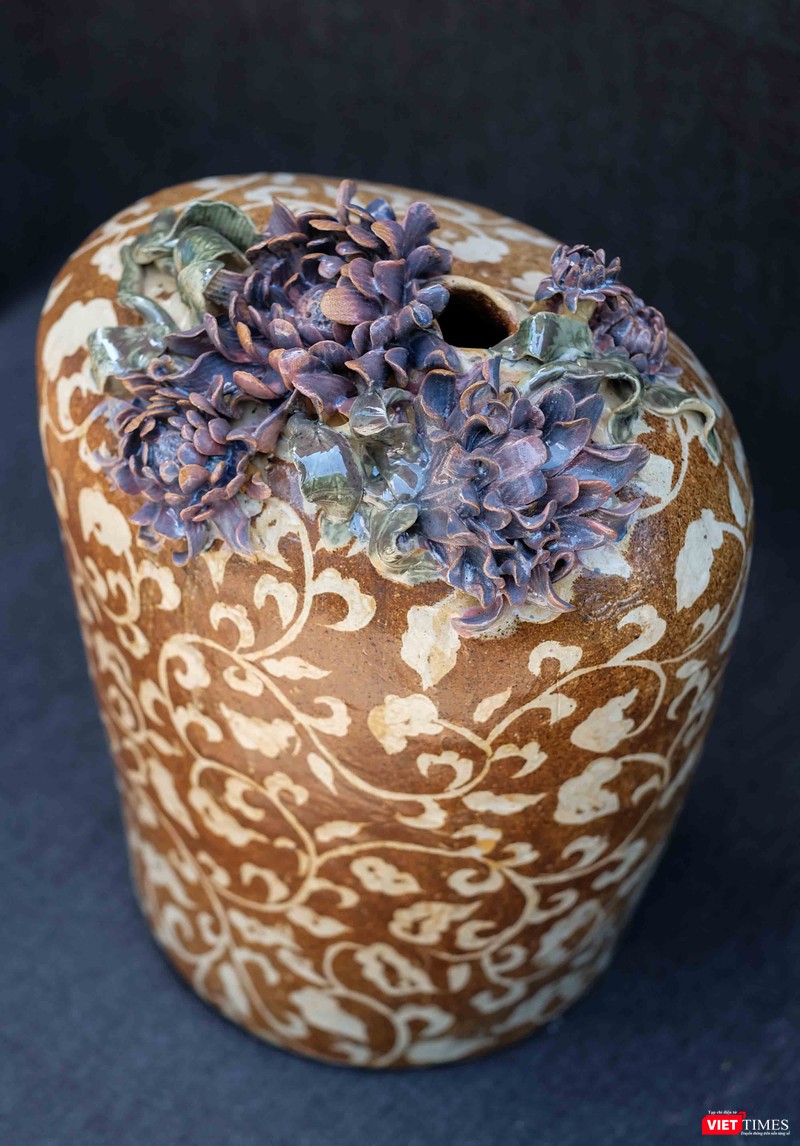 Bình gốm hoa cúc giao thoa Hoa cúc giao thoa