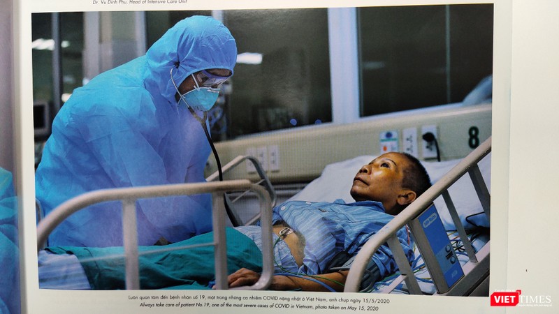TS.BS Vũ Đình Phú chăm sóc BN19 TS.BS Vũ Đình Phú - Trưởng khoa Hồi sức tích cực - BV Bệnh Nhiệt đới Trung ương chăm sóc BN19