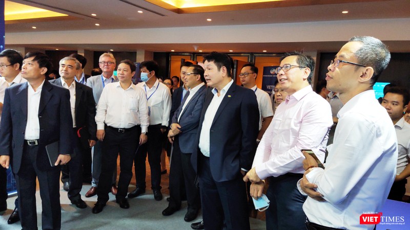 Các đại biểu thăm gian hàng triển lãm CNTT tại Hội thảo (Ảnh: Hòa Bình)