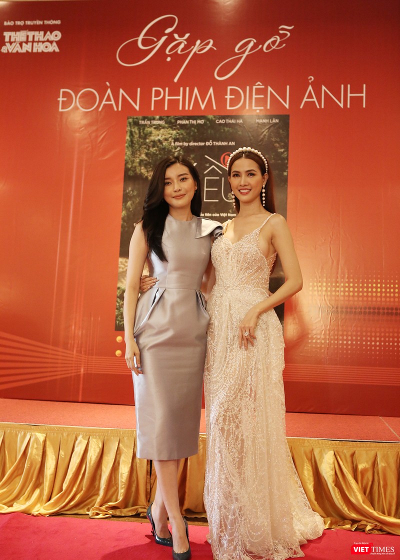 Thúy Kiều Phan Thị Mơ và Thúy Vân Cao Thái Hà hội ngộ tại buổi gặp gỡ báo chí chiều 16/9 Thúy Kiều Phan Thị Mơ và Thúy Vân Cao Thái Hà